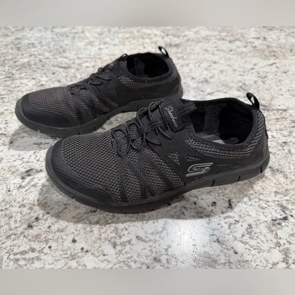 7.5 Womens Slip On Skechers Black Athletic Shoes - Picture 2 of 4